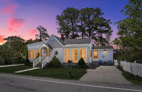 Chincoteague House | Cozy creekside cottage w fire pit & patio
