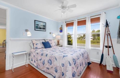 Chincoteague House | Cozy creekside cottage w fire pit & patio
