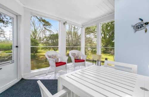 Chincoteague House | Cozy creekside cottage w fire pit & patio