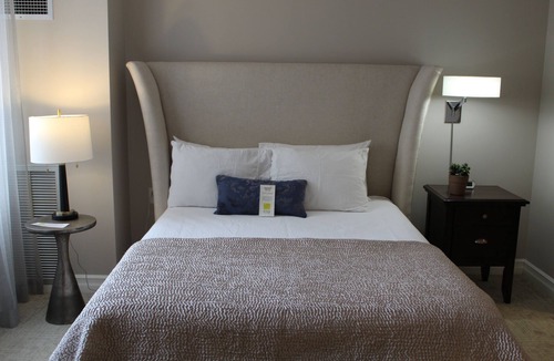 Edina Hotel | Cozy Deluxe Queen Room in Minneapolis Boutique Hotel