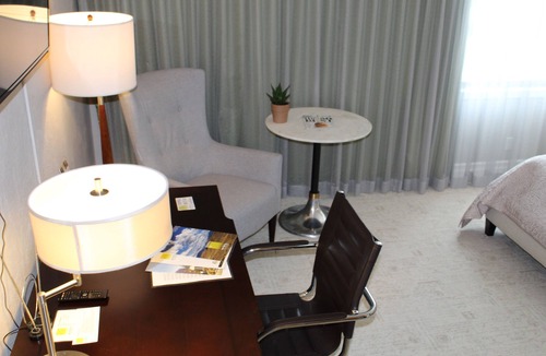 Edina Hotel | Cozy Deluxe Queen Room in welcoming Minneapolis Boutique Hotel