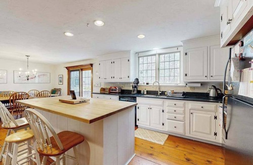 Brewster House | Cozy family retreat with kayaks, board games, AC, and beach access