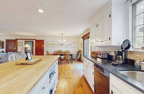 Brewster House | Cozy family retreat with kayaks, board games, AC, and beach access