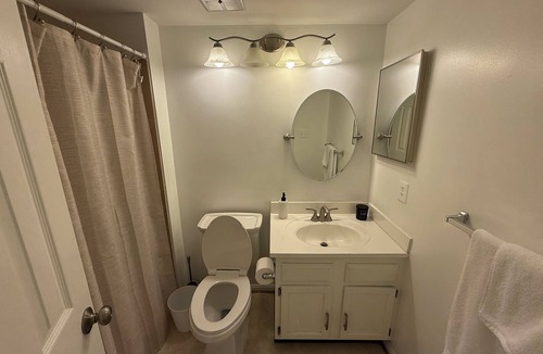 Montgomery Village House | Cozy Gameroom 4BR/3b Townhouse by the Lake - Gaithersburg, Maryland