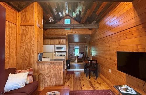 Lake Shore Apartment | Cozy Gull Lake View Cottage