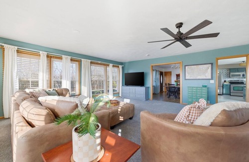 Council Bluffs House | Cozy Hilltop 3BR Cottage w/Private Patios & Views in Council Bluffs Near Omaha!