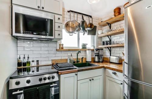 Washington Square West House | Cozy & Historic Gem - Free Parking Patio -Sleeps 6