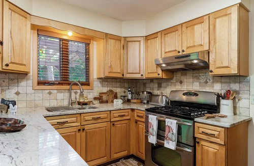 Wisconsin Dells House | Cozy Home Away From Home In Dells with Hot Tub and Firepit