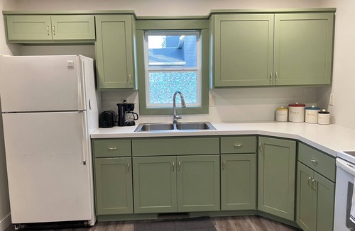 Hull House | Cozy Home for 4 with 3 Beds