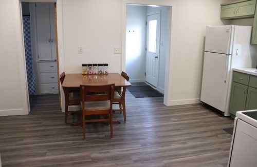 Hull House | Cozy Home for 4 with 3 Beds