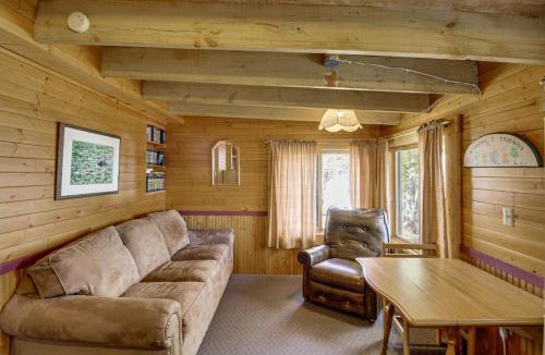 Puposky House | Cozy Lakefront Cabin at Birch Haven Resort!