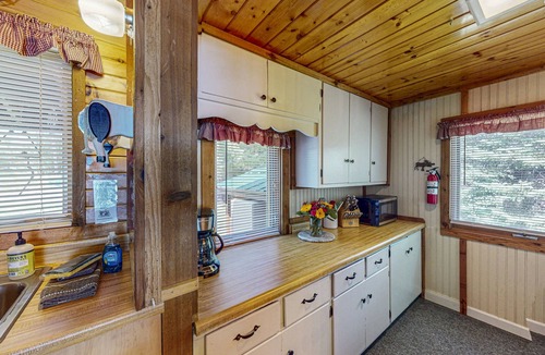 Eagle River House | Cozy, lakefront cottage w/a firepit,kayak,shared patio, gas grill, & free WiFi