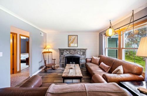 Little Sturgeon House | Cozy Lakefront Retreat | Fire Pit, Pet-Friendly & Scenic Views near Sturgeon Bay, WI
