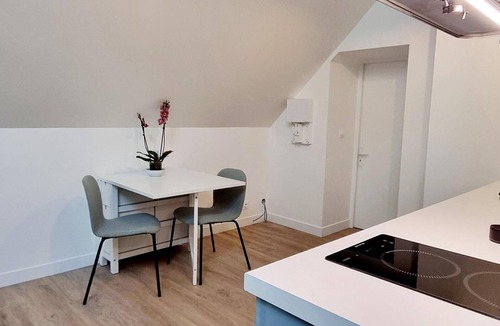 Fontenay-le-Fleury Cottage | Cozy lodging near Paris with private garden and WIFI