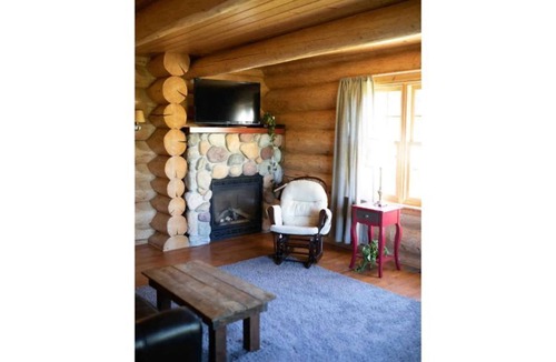 Hancock Cabin | Cozy Log Cabin: Great for Families, Near Trails