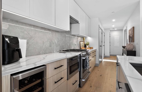 East Boston Condo | Cozy Modern 2-bedroom condo in Boston, 15 minute walk to Downtown and Airport