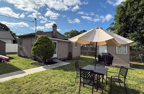Warwick House | Cozy Oakland Beach bungalow for 2! One block from the water and a short walk to beaches, restaurants, and shops. Includes a living room, kitchen, bedroom, and full bath.