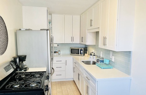 Pacific Beach Cottage | Cozy Pacific Beach Cottage w/Private Yard & Entrance