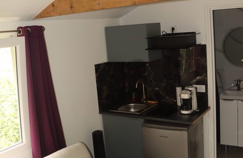 Villeneuve-le-Roi Apartment | Cozy private studio 15 min from Orly Airport & 15 min from Paris (RER C)