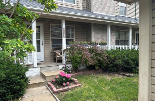 Cedar Rapids Condo | Cozy & Quaint 2 bedroom condo in nice NE Cedar Rapids with AC, WiFi