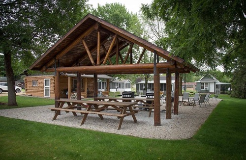 Buffalo City Cabin | Cozy River Cabin w/Screened Porch & Fire Pit