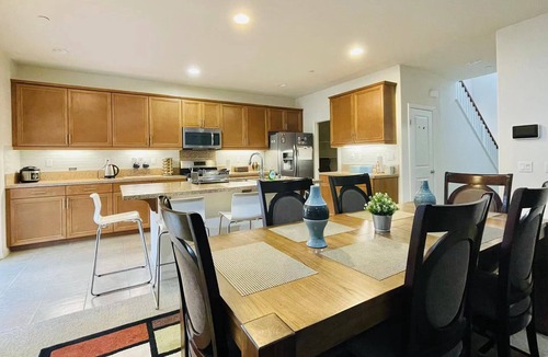 Riverpark House | Cozy single family house with large back yard
