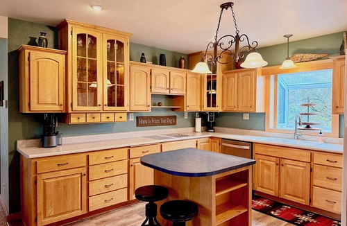 Cleveland House | Cozy & Spacious 4BR Getaway Near Lake Michigan – AC & Outdoor Dining