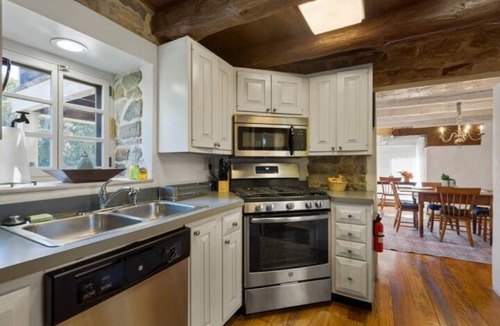 Round Hill Cottage | Cozy Stone Cottage in Round Hill, VA