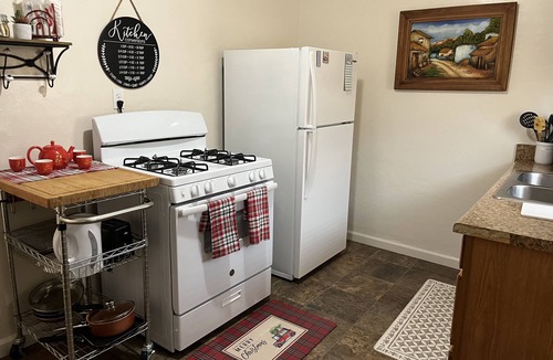 Hanford Apartment | Cozy Studio B