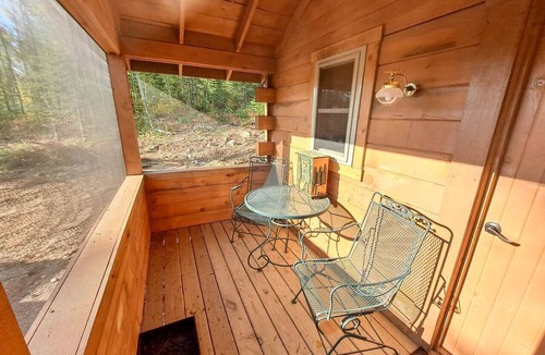 Hovland Cabin | Cozy Tiny Cabin - Off-Grid Experience with Sled Dogs Year 'round in Minnesota
