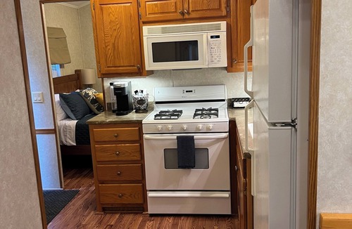 Friendship House | Cozy Tiny Home in Friendship on Castle Rock Lake, Sun Deck, Water, Pet Friendly