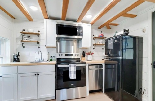 Iberia Parish Cottage | Cozy Tiny House Getaway on the Bayou