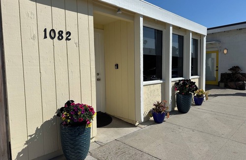 Pierpont Bay House | Cozy Ventura Beach Cottage. 1 Bedroom, sleeps 4, Wifi, Jacuzzi, steps from sand.