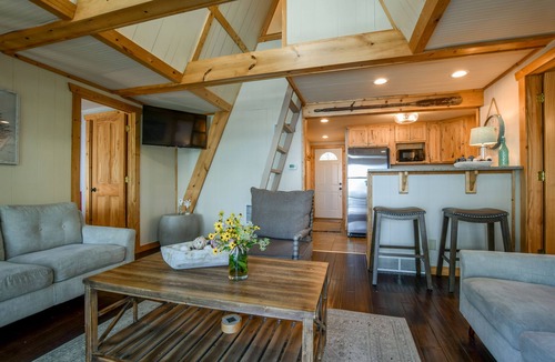 Lodi House | COZY WATERFRONT CABIN, ON SUNSET BAY, LAKE WISCONSIN ! SPRING AND SUMMER FUN !