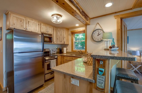 Lodi House | COZY WATERFRONT CABIN, ON SUNSET BAY, LAKE WISCONSIN ! SPRING AND SUMMER FUN !