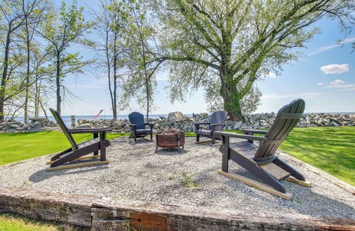 Abrams Cabin | Cozy Waterfront Home on the Bay of Green Bay!