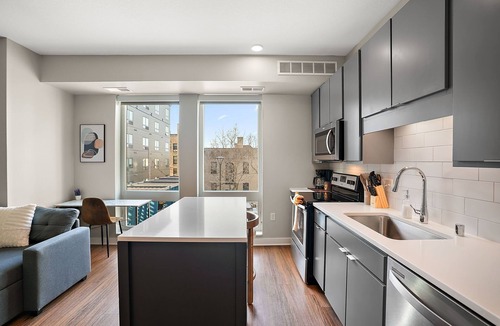 Downtown Minneapolis Apartment | CozySuites in Marquee Studio King with pool & gym