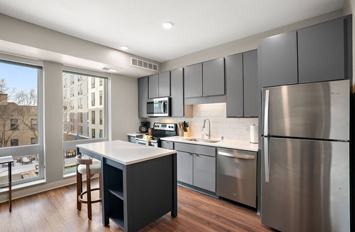 Downtown Minneapolis Apartment | CozySuites in Marquee Studio King with pool & gym