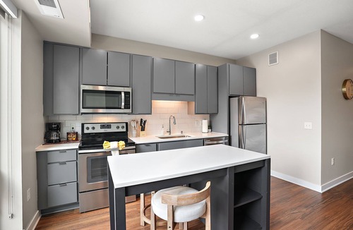 Downtown Minneapolis Apartment | CozySuites in Marquee Studio King with pool & gym