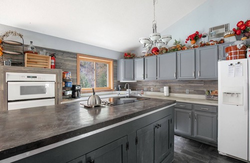 Rapid City House | Creek-side Paradise + Hot Tub + Bar + Sleeps 8 + Black Hills