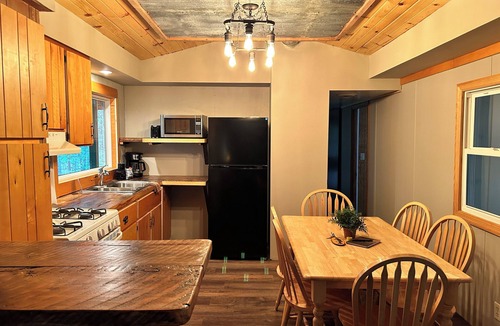 Hazelhurst Cabin | Creekside Oasis {Cabin 10}