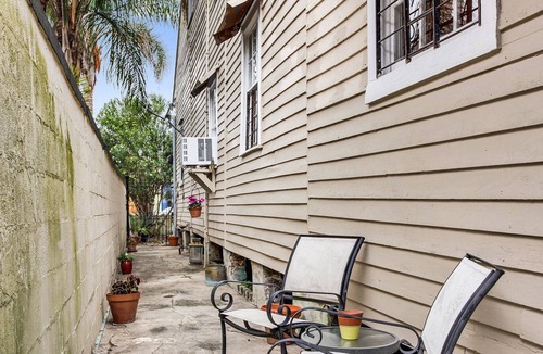 French Quarter Cottage | Creole Cottage one block to French Quarter. 30 day minimum.