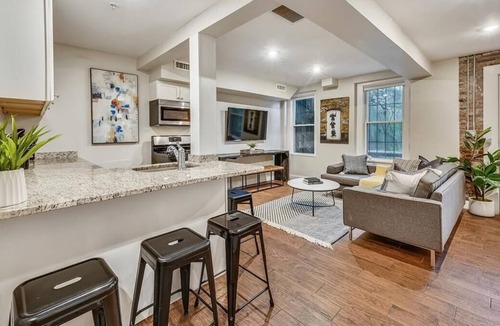 Highland Park House | Crisp, Contemporary Escape | Near T