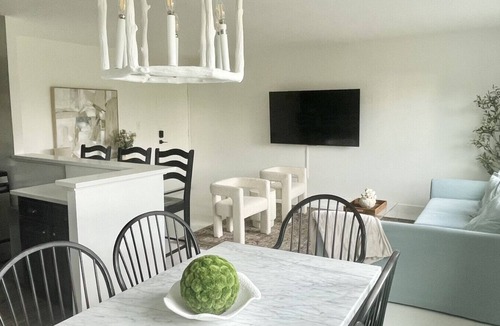 Aurora Highlands Condo | Crystal City Charm 2BR/Free Parking 406