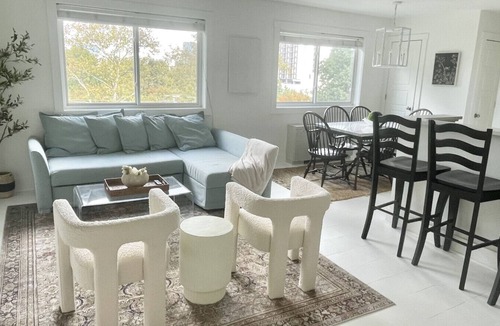 Aurora Highlands Condo | Crystal City Charm 2BR/Free Parking 406