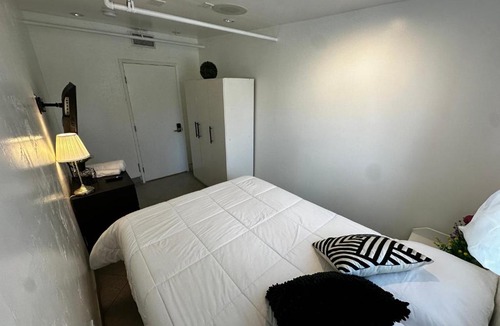 Park West Hostel | Culver City Hostel