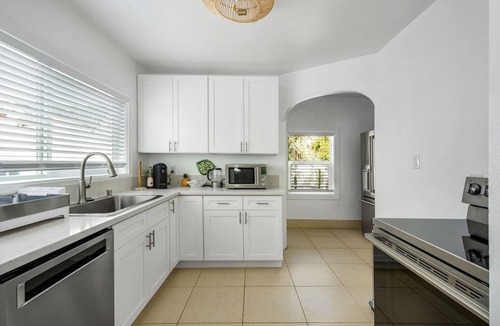 South Redondo House | Cute Cottage Less Than Mile To The Beach