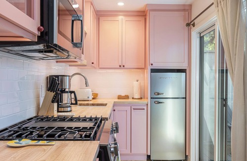 St. Helena House | Cute Downtown Saint Helena Wine Country Cottage!