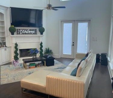 Sunshine Villa | Cute Home with some Razzle Dazzle