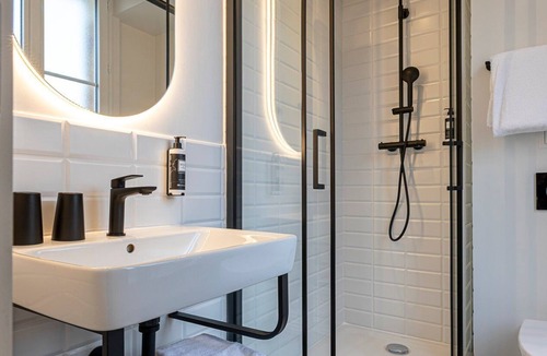 Republique–Point-du-Jour Hotel | Dantan Hotel